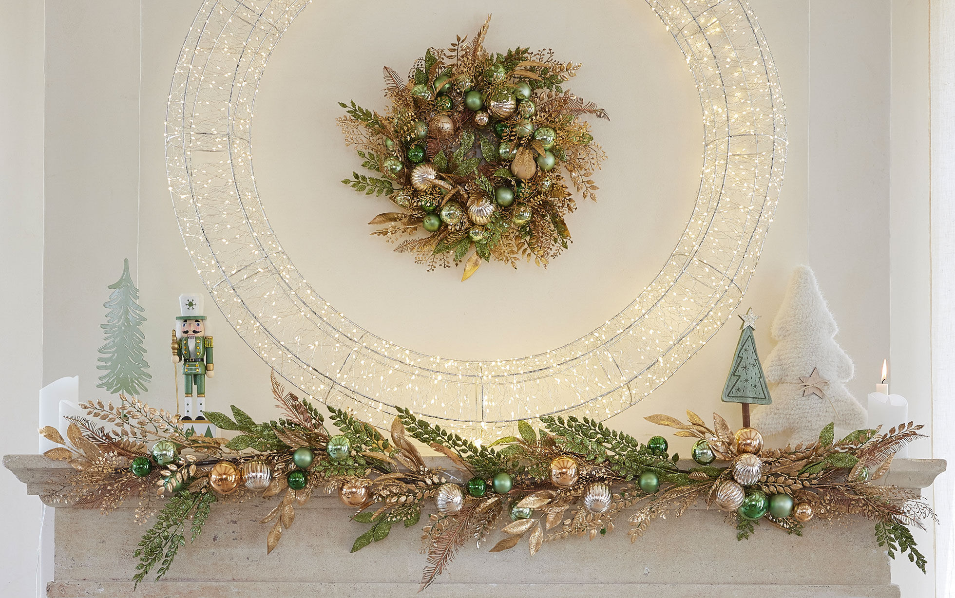 couronne de noël au dessus d'une cheminée