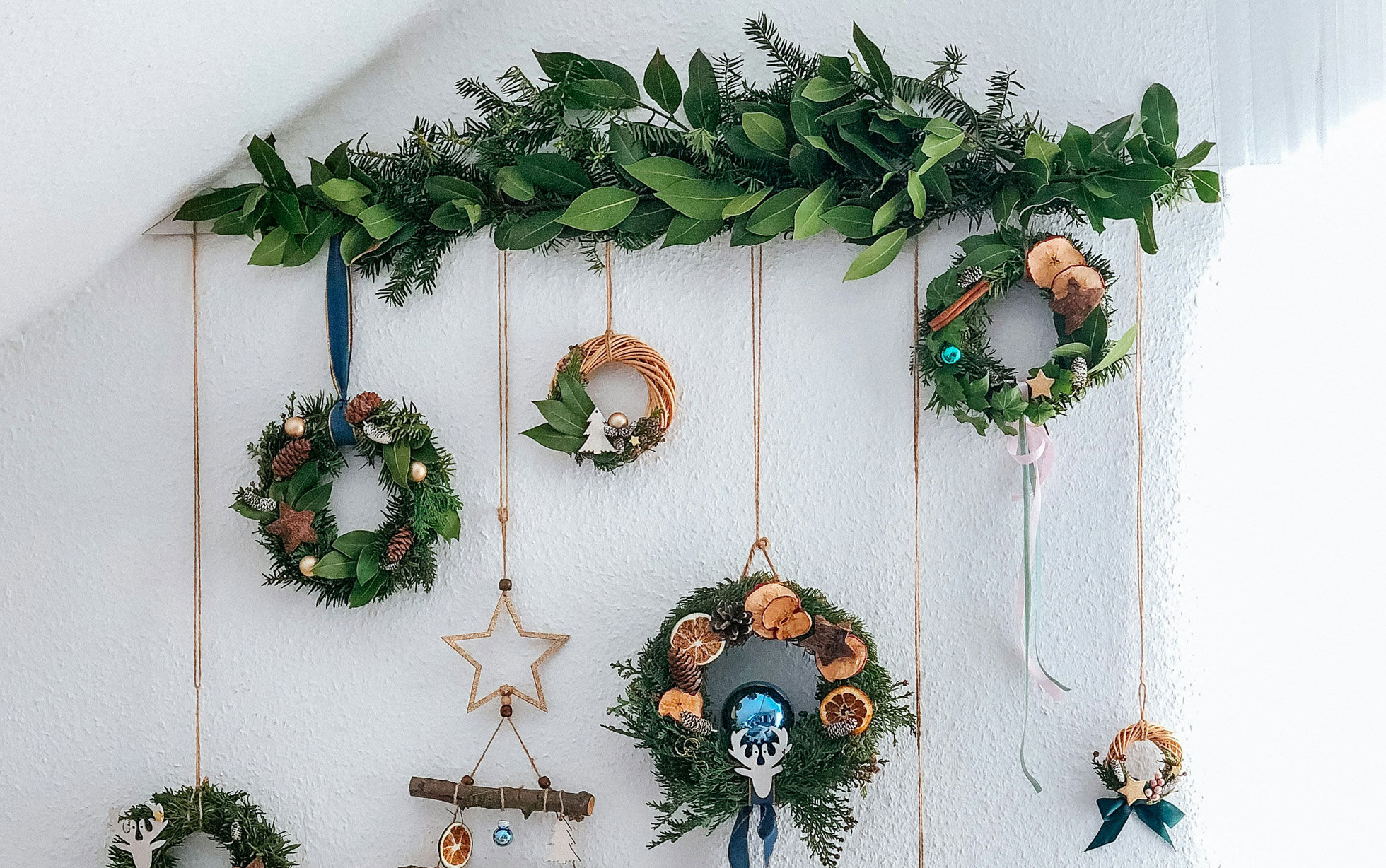 Weihnachtskranz-Ansammlung an einer Wand