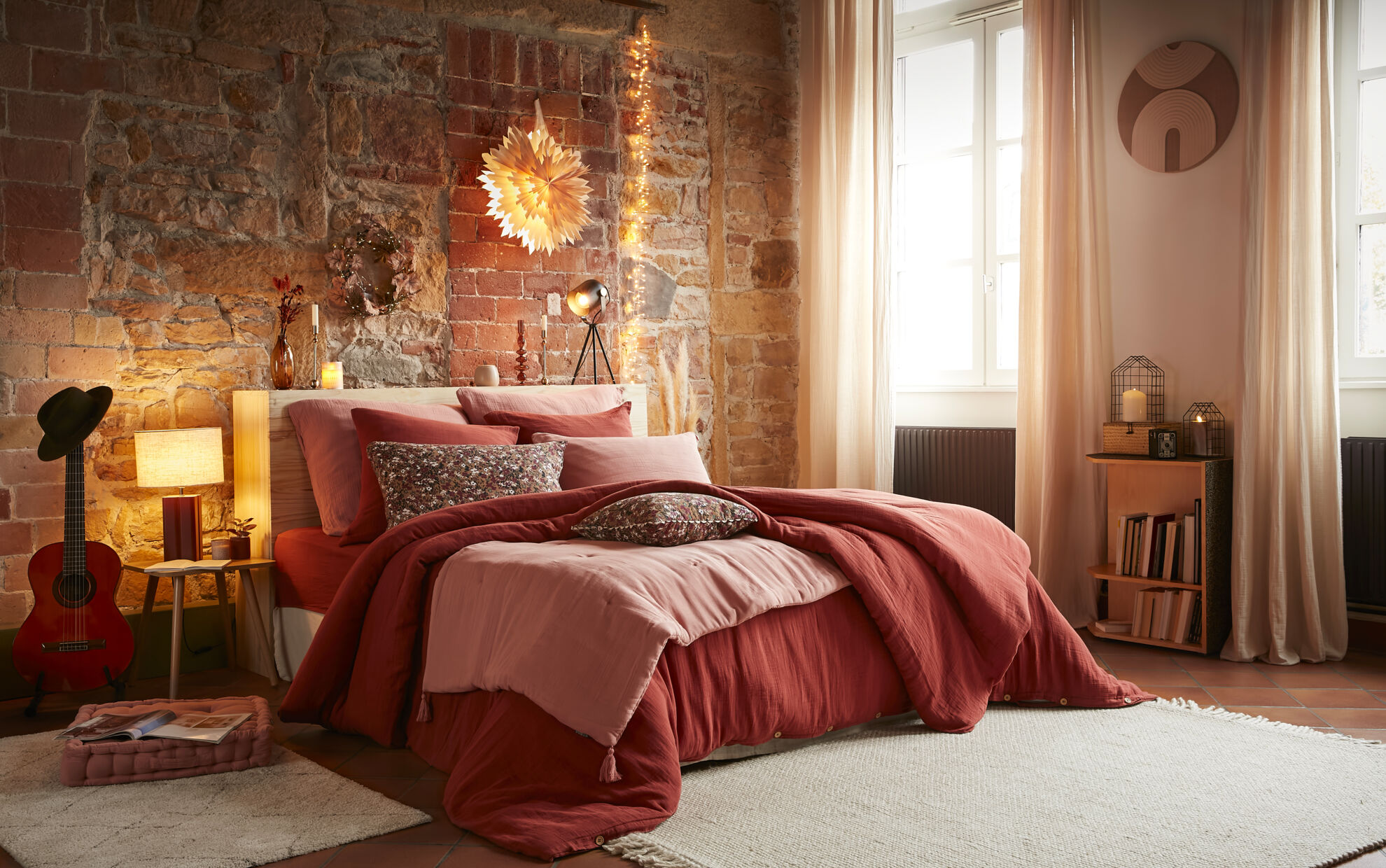 parrure de lit complète en gaze de coton dans une chambre avec murs en pierres