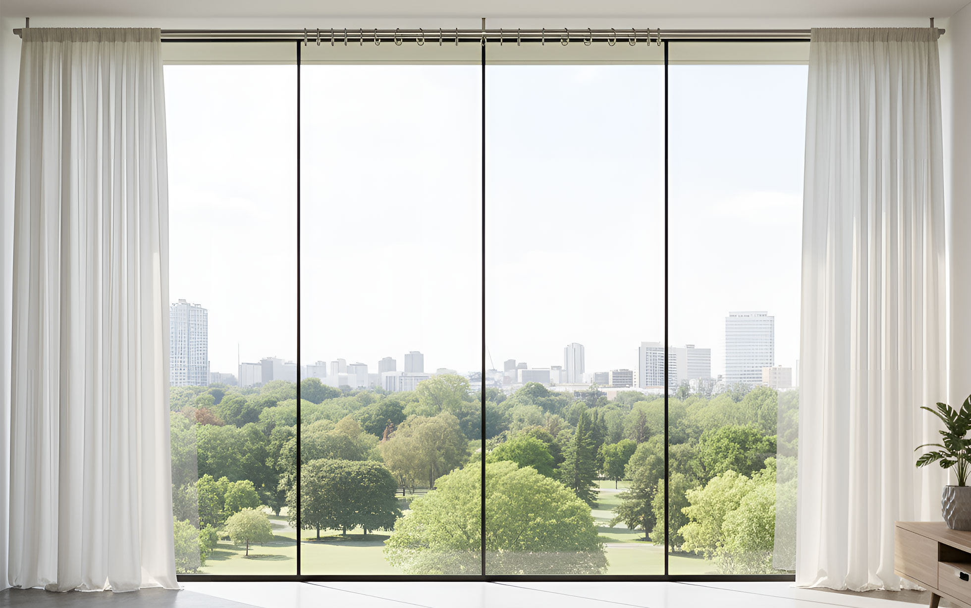 grande baie vitrée avec une tringle à rideaux fixée au plafond