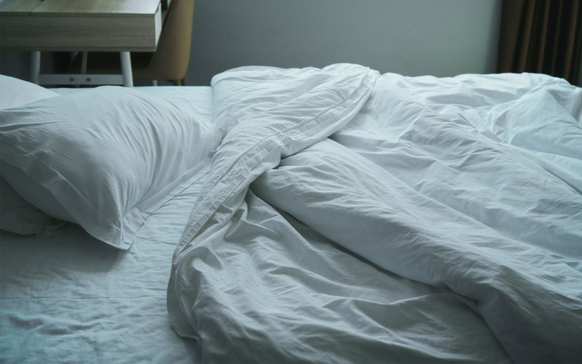 lit défait housse de couette blanche