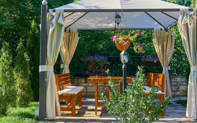 zona de comedor en el jardín