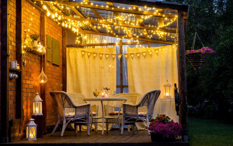 Acogedor jardín con decoración luminosa