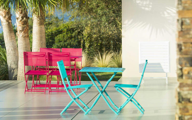 Come pulire le tue sedie da giardino