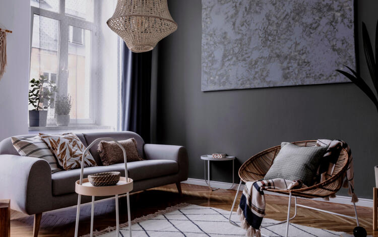 Welche Deko passt zu einem grauen Sofa?