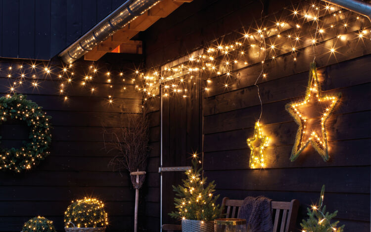 Wie eine Weihnachtslichterkette an der Wand aufhängen?