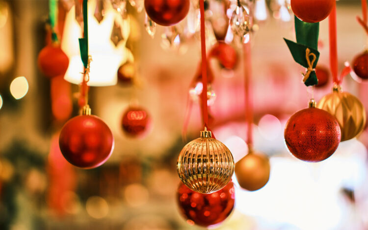 Wie hängt man Weihnachtskugeln an die Decke