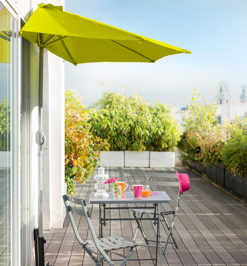 petite table extérieur avec parasol mural sur balcon