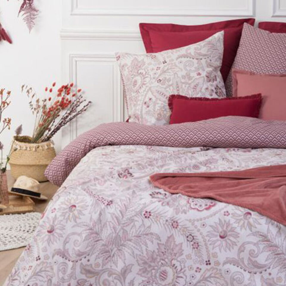 Rote Bettwäsche mit Blumenmuster