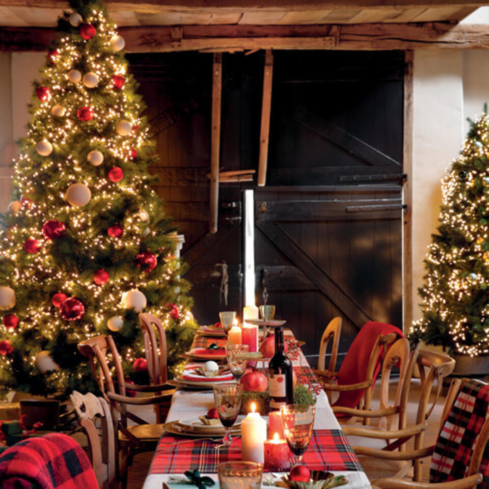 sala da pranzo allestita in rosso per Natale