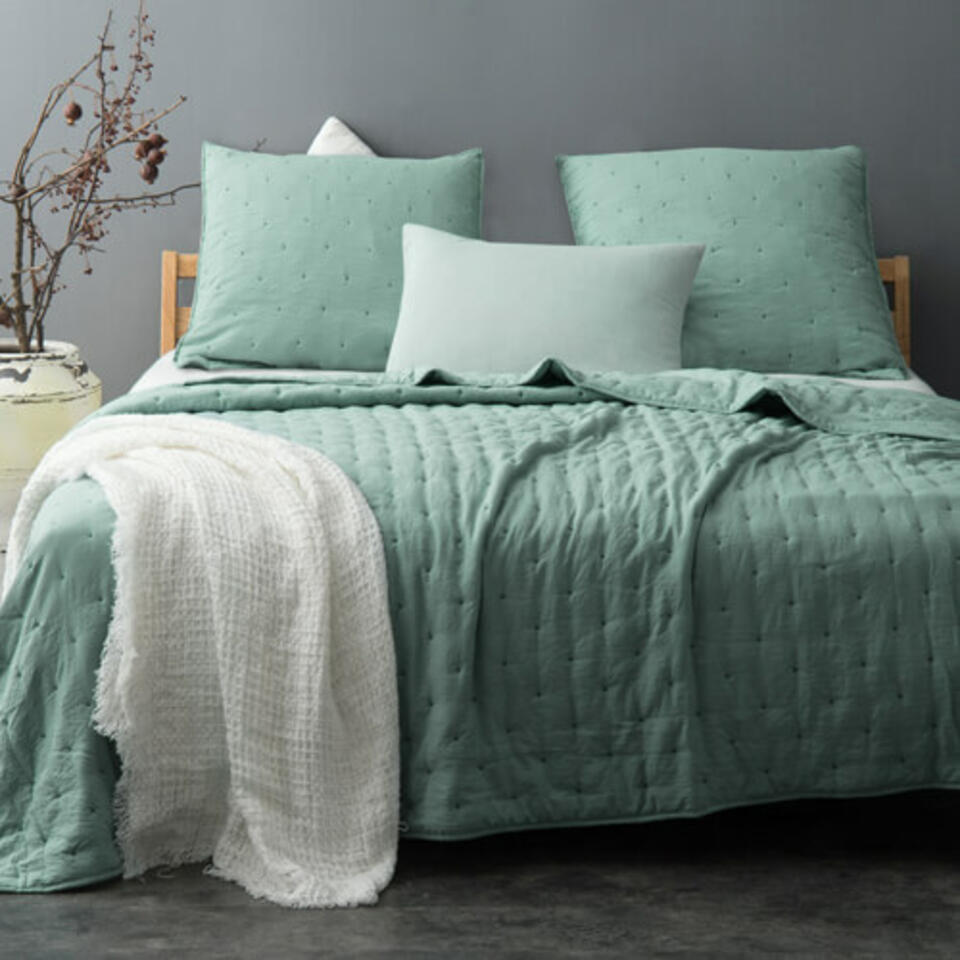chambre avec dessus de lit vert