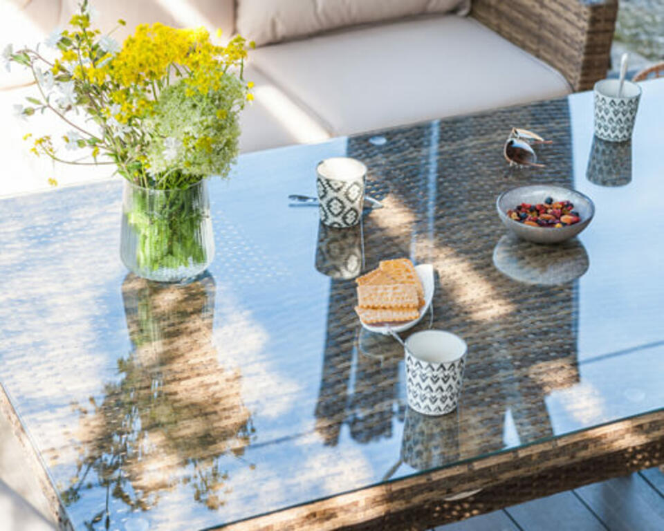 mesa de jardín con tablero de cristal
