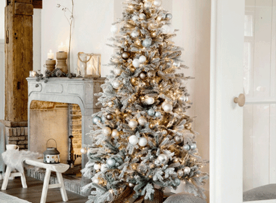 sapin enneigé décoré