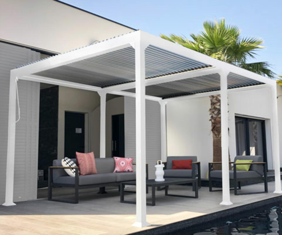 gazebo con listelli orientabili bianchi