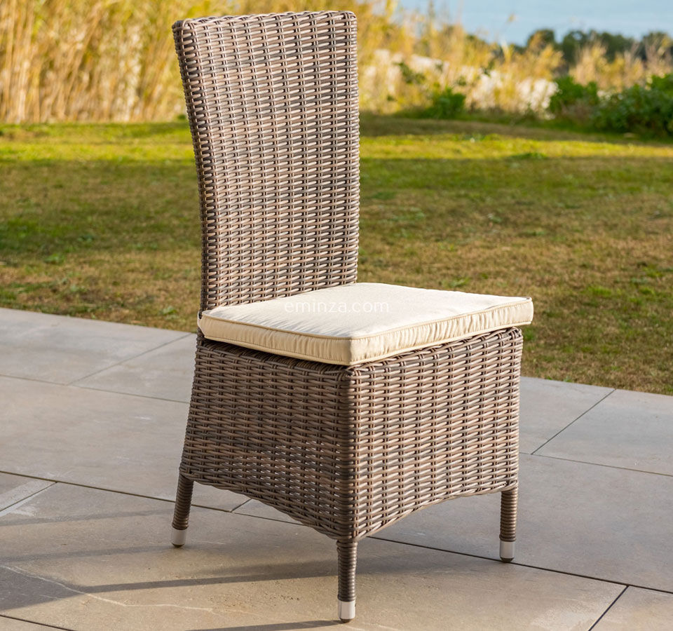 silla en resina trenzada