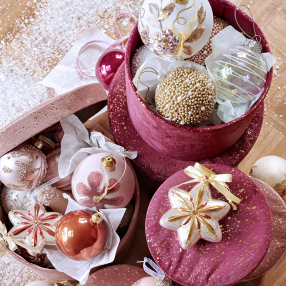 palline rosa pastello per un albero di Natale tendenza