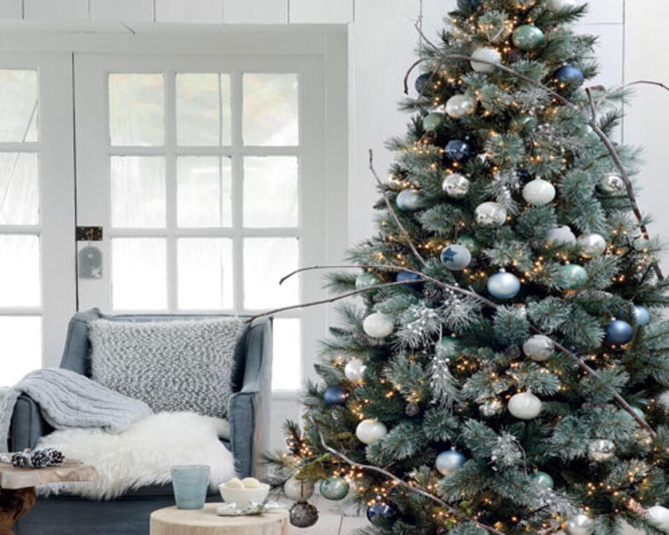 weißer Weihnachtsbaum mit blauer Deko