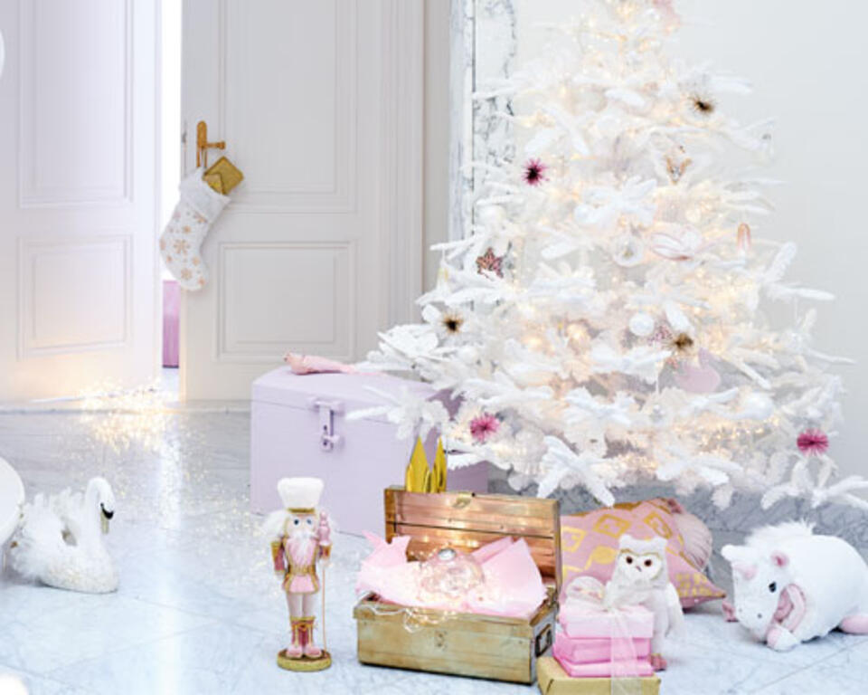 árbol de navidad blanco y rosa