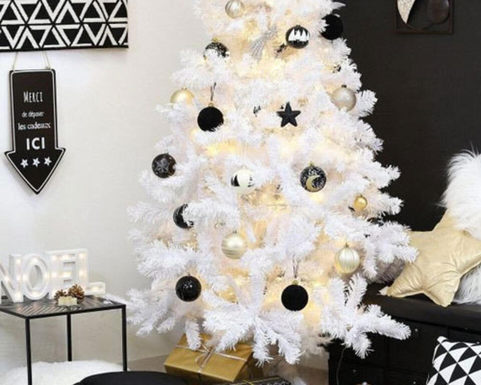 albero di Natale bianco e addobbi neri
