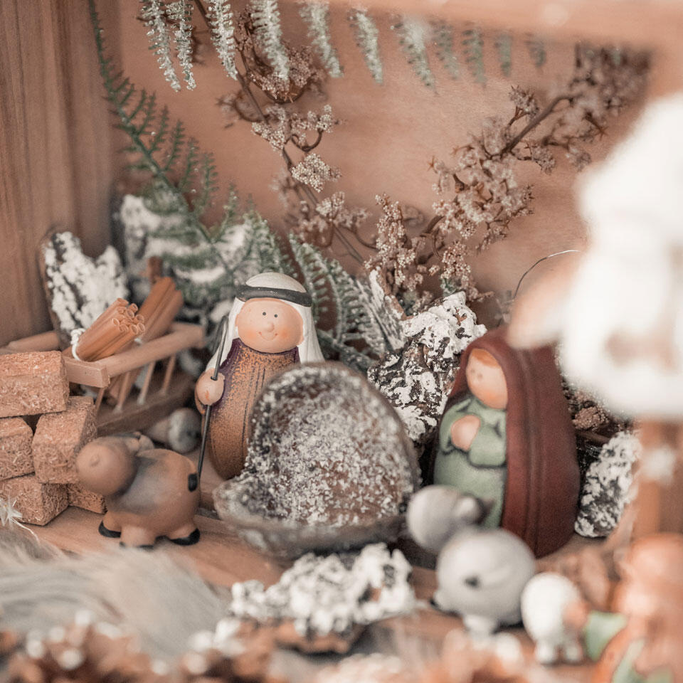Crèche De Noël Lumineuse En Bois Avec 9 Figurines - Décoration De Table Traditionnelle - Éclairage LED Intégré (Piles Non Incluses)