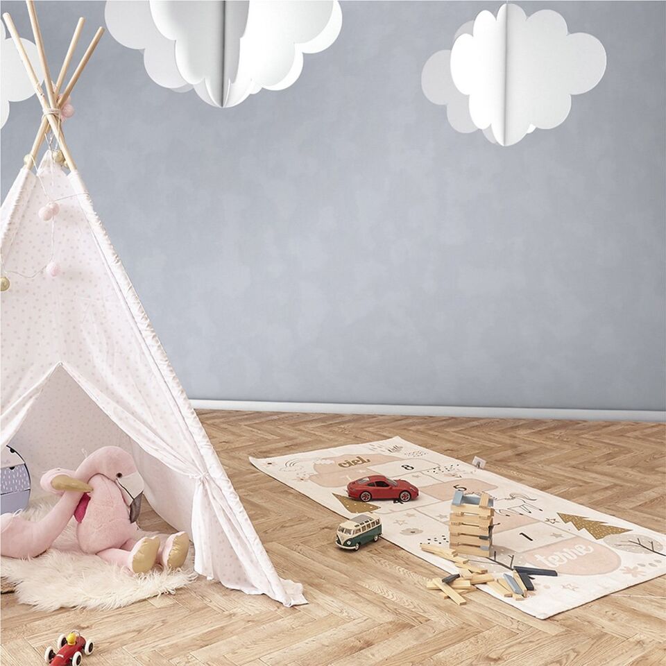 Tapis marelle rose dans une chambre d'enfant