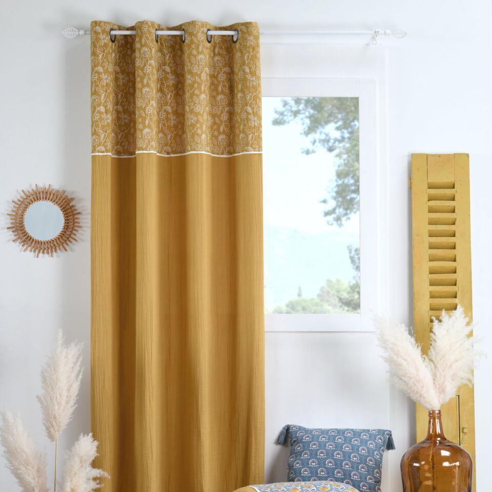 Rideau gaze de coton jaune à motifs floraux