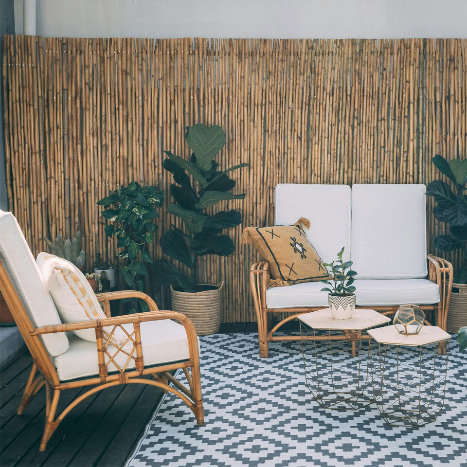 salon de jardin en rotin vintage coussins blancs