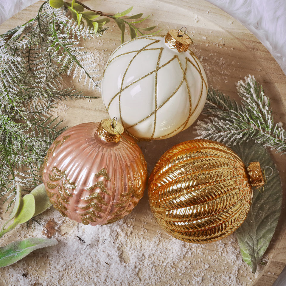 adornos de navidad coñac, lana blanca y melocotón