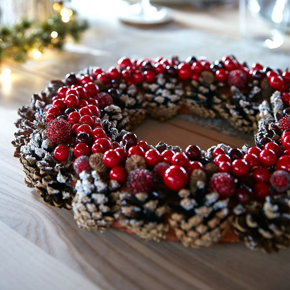 couronne de noel baies rouges et pommes de pin