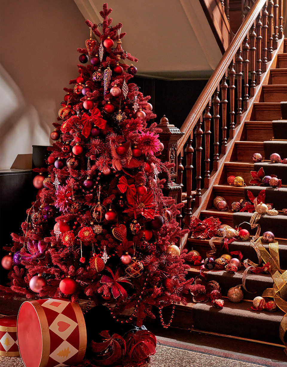 Weihnachtsbaum rot und bordeauxrot