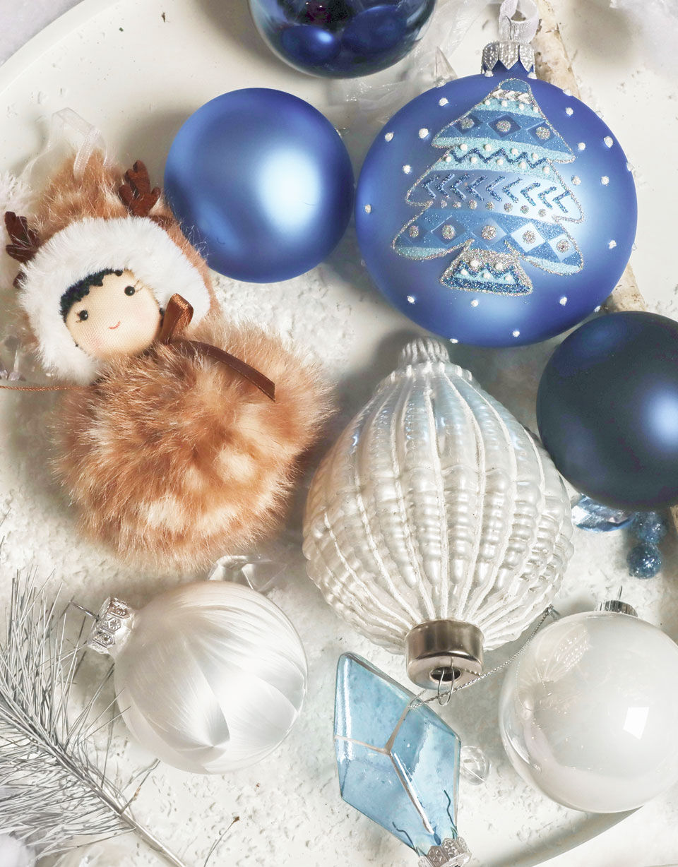 Weihnachtskugeln blau und weiß