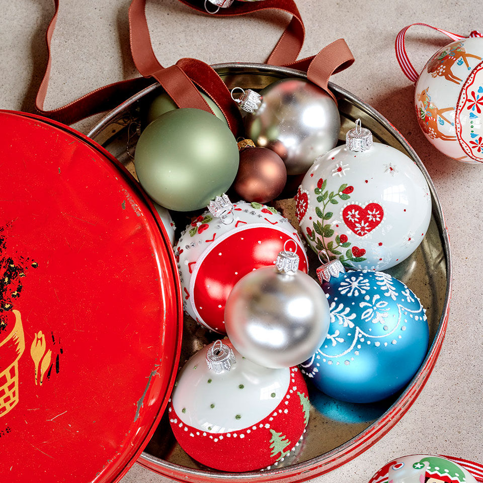 boules de noël en verre multicolores