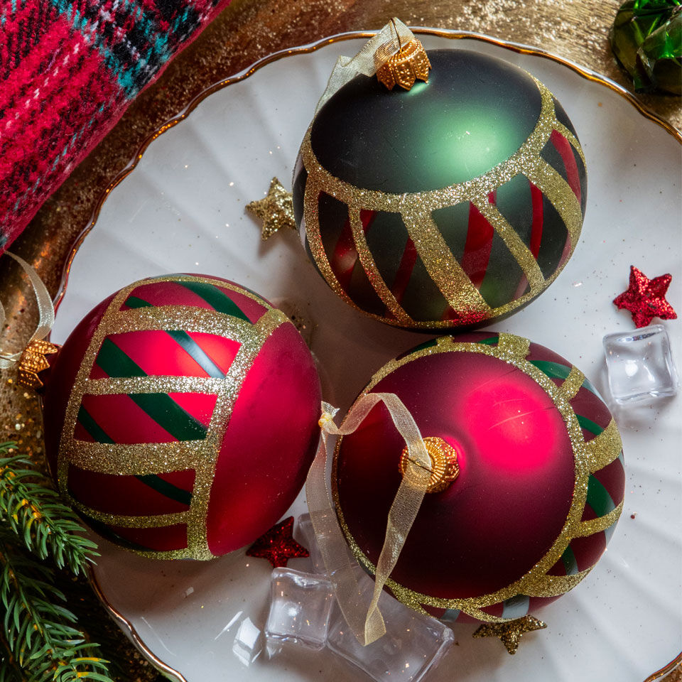 Weihnachtskugeln rot und grün