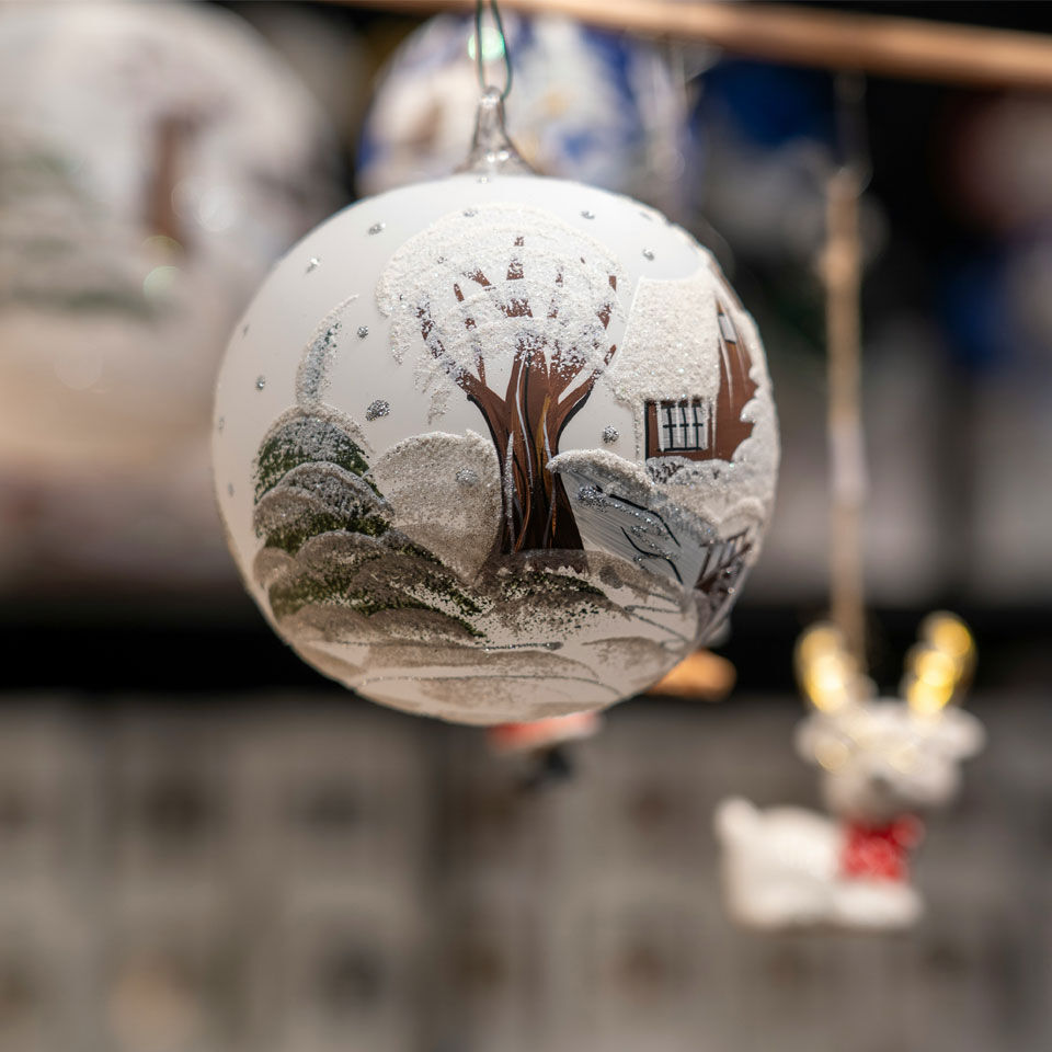 Weihnachtskugel bemalt mit Baum