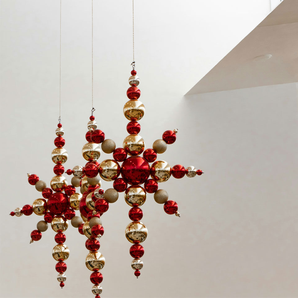 mobile boules de noël rouges et dorées