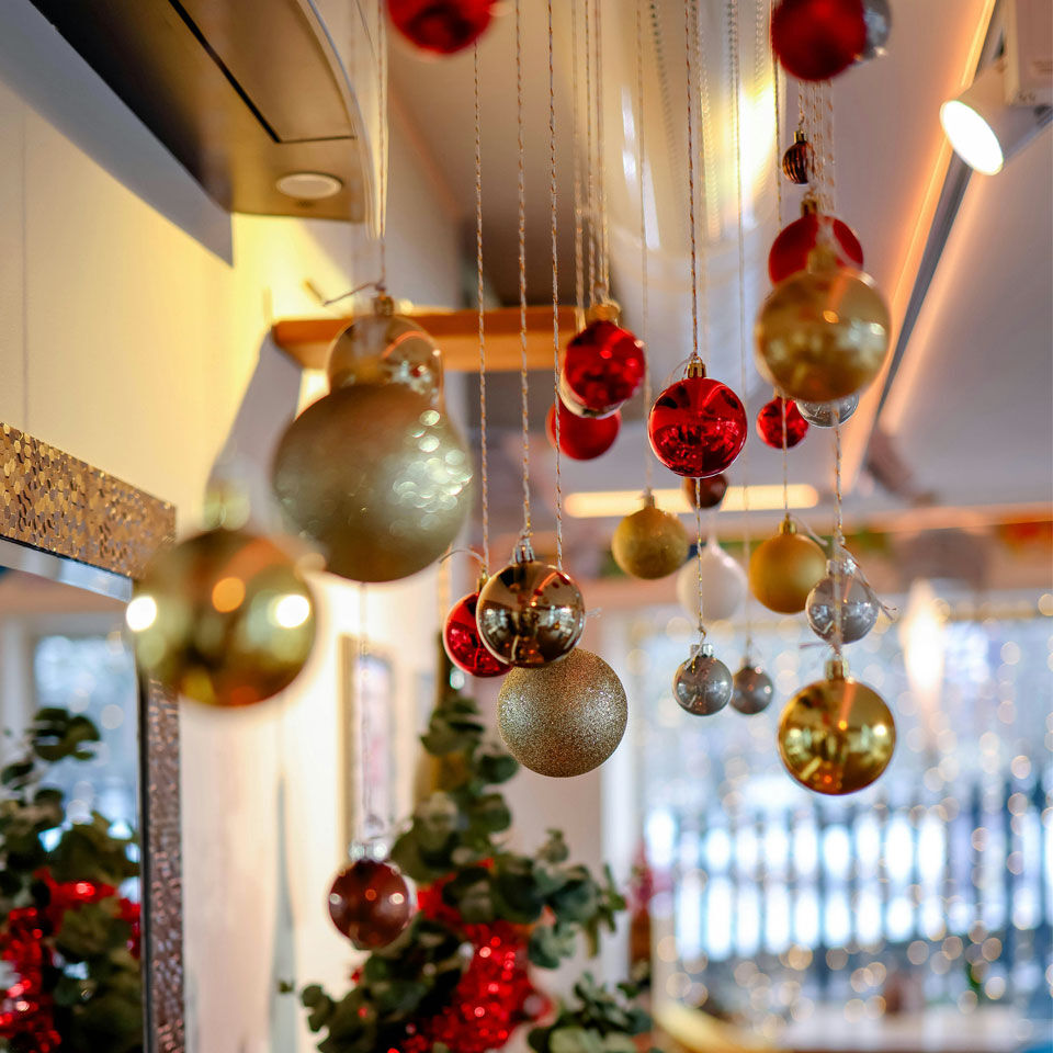 boules de noël suspendues dans un salon
