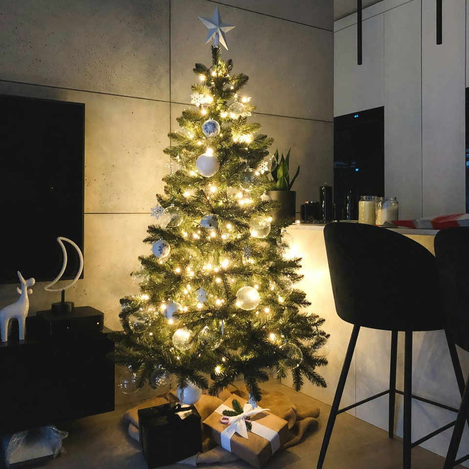 sapin de noël dans un salon contemporain