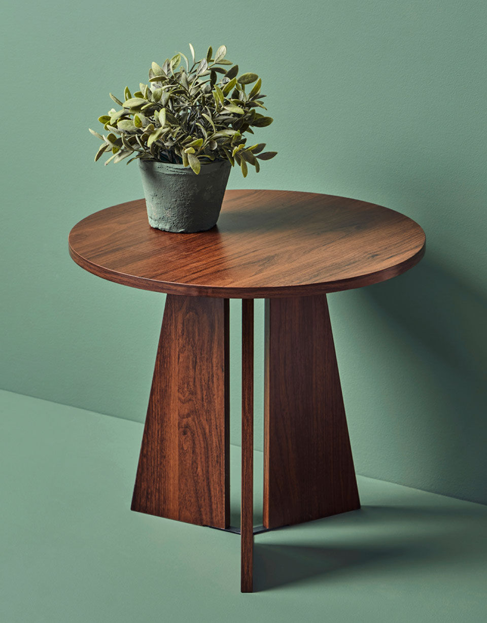 tavolino a tre gambe in legno scuro