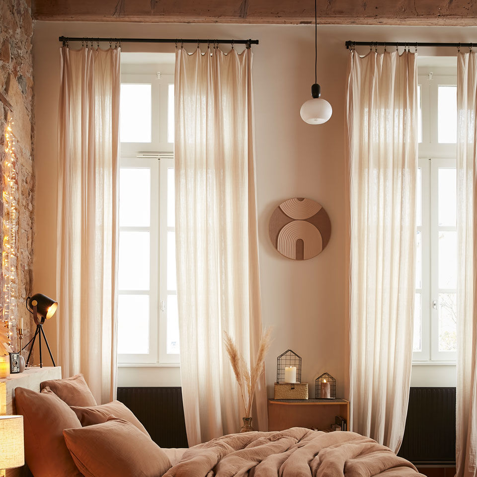 chambre décorée avec des rideaux en gaze de coton beige