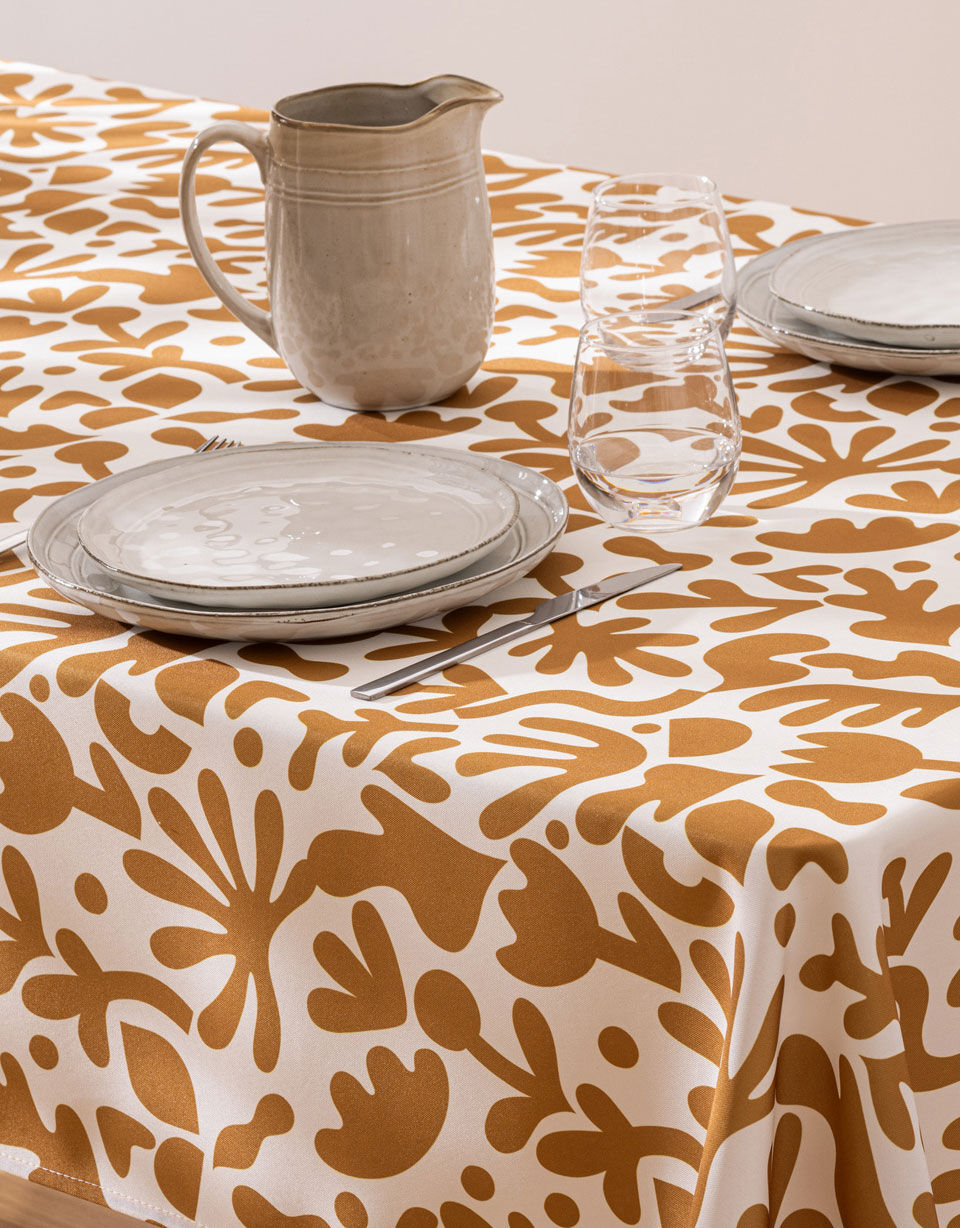 table dressée avec une nappe à motifs organiques ocre