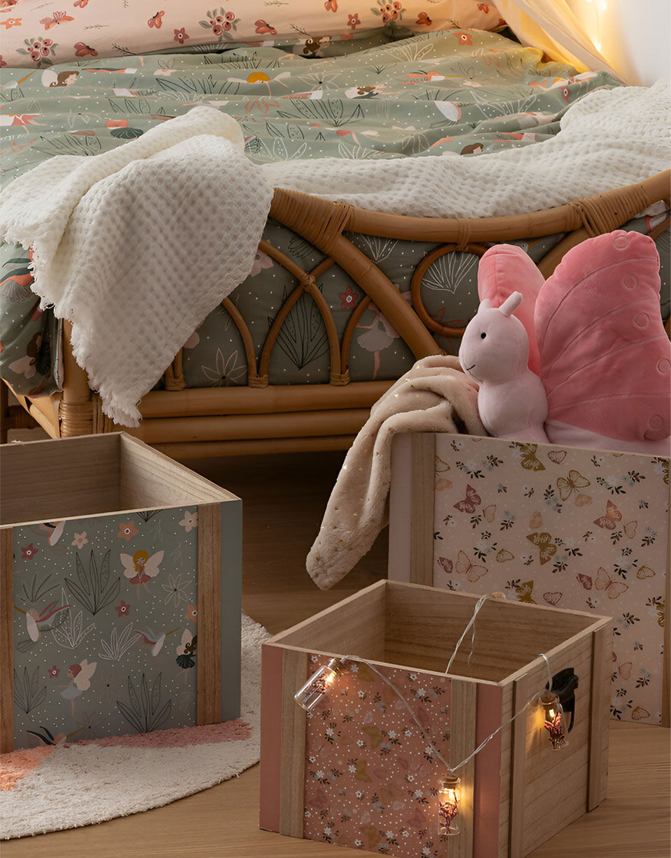 linge de lit à motifs féeriques et caisses de rangement décorées
