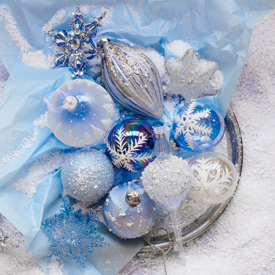 Bolas de Navidad azul cielo y blancas