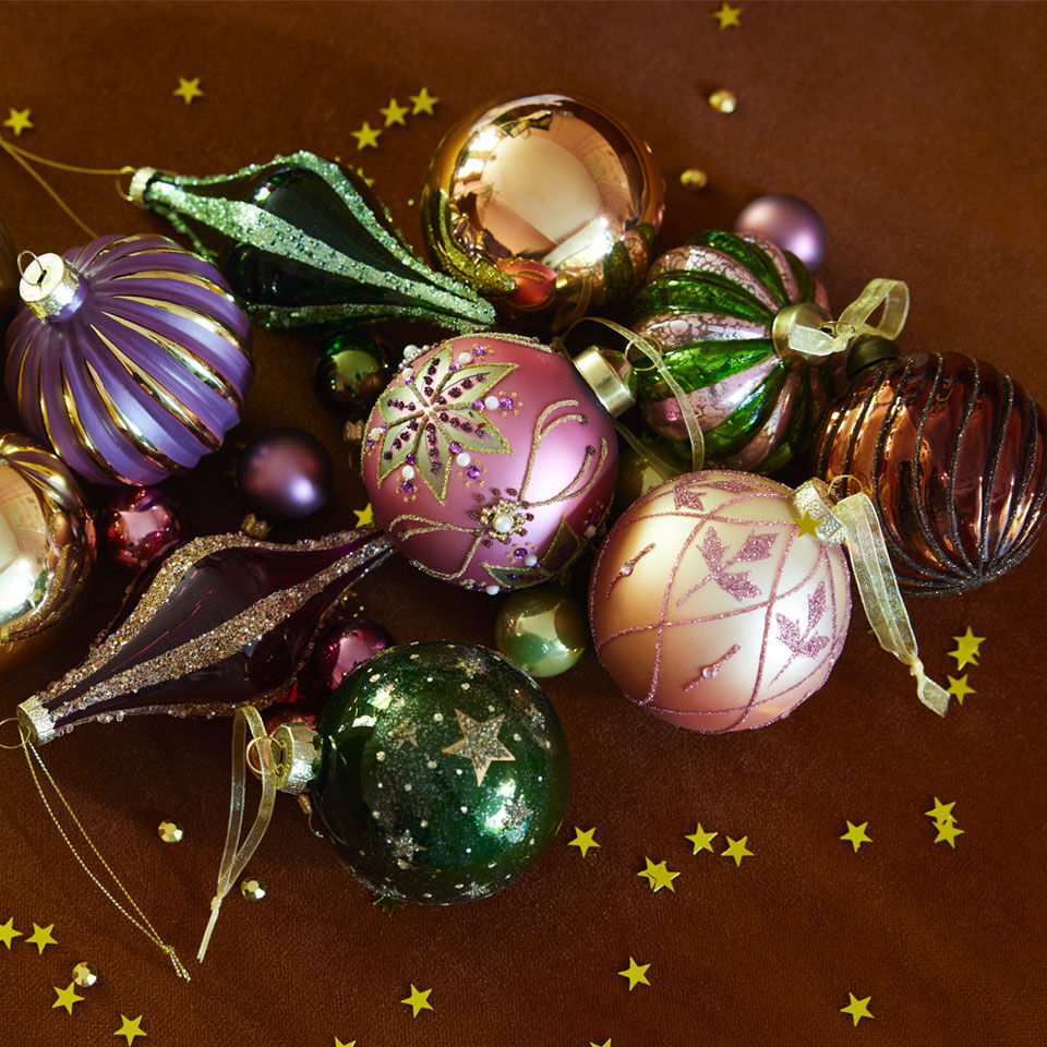 Assortimento di palline e decorazioni natalizie colorate