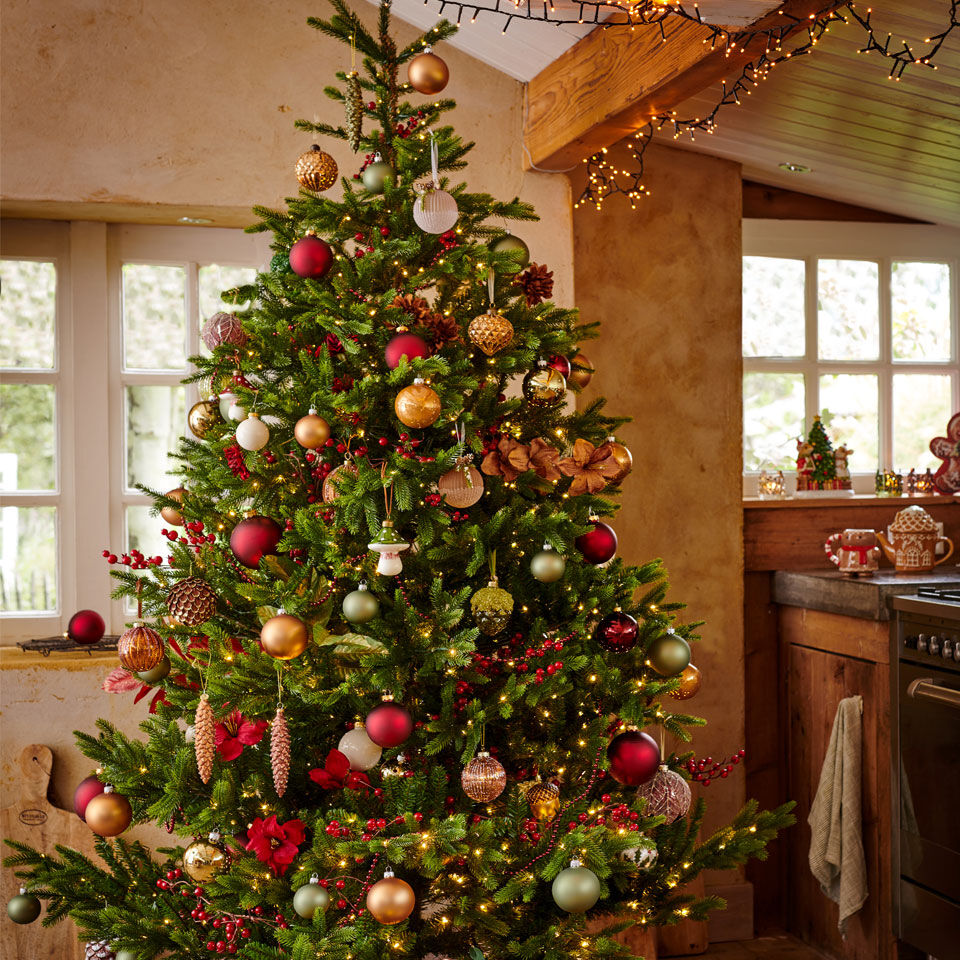 Árbol de Navidad con decoración natural