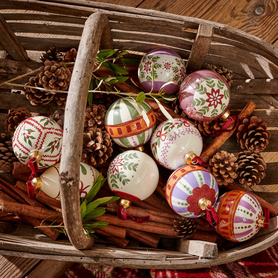 Weihnachtskugeln im Natur-Stil