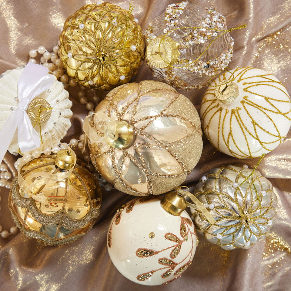 Bolas de Navidad románticas doradas y blancas