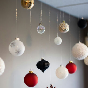 Wie hängt man Weihnachtskugeln an die Decke