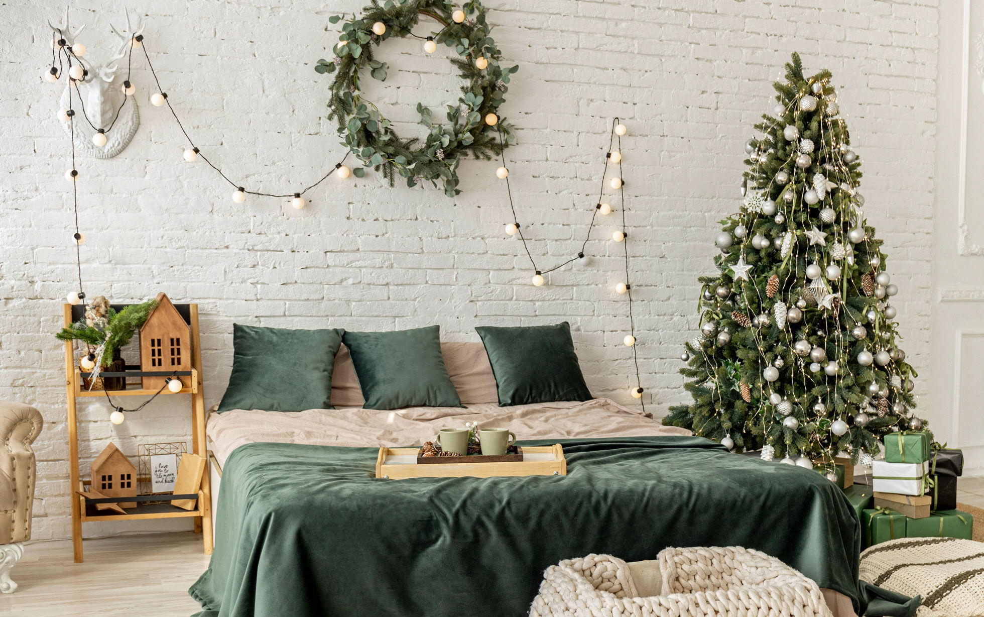 guirlande de noël accrochée au mur d'une chambre