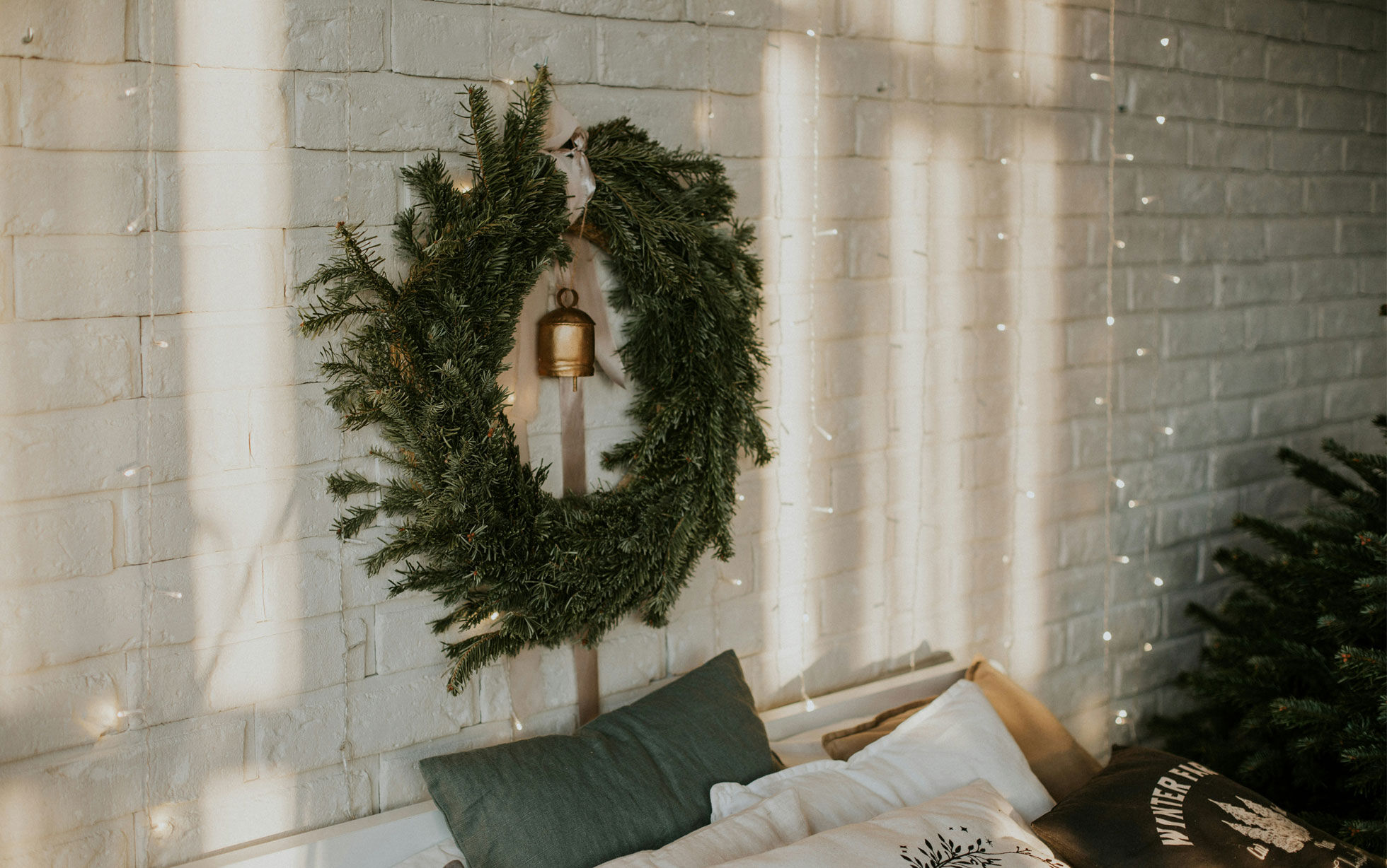 Weihnachtskranz aus Tannenzweig an der Zimmerwand