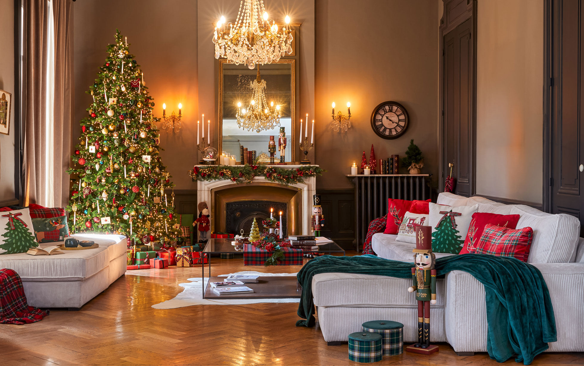 Salon décoré dans la tendances Noël 2026 : sapin, textile de noel, lumières